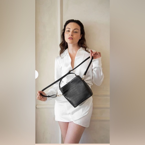 Chic Black Crocodile-Embossed Shoulder Bag - Picture 3 of 5